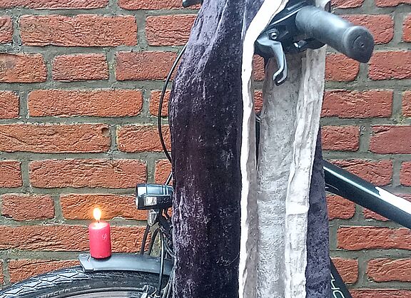 Brennende Kerze auf Schutzblech