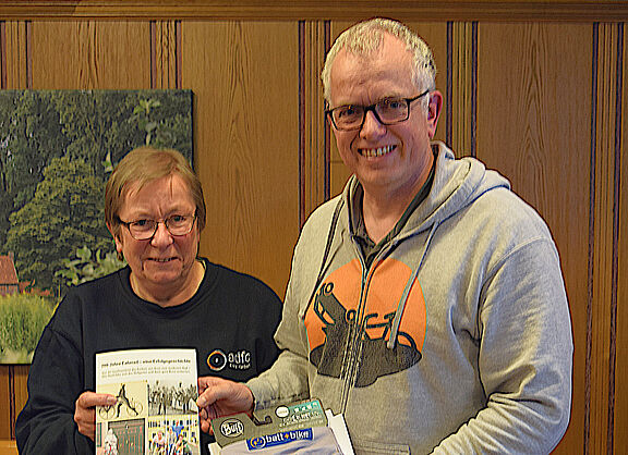 Karin Sager bei der Übergabe einer kleinen Aufmerksamkeit an den Grußwortredner Peter Eckhoff.